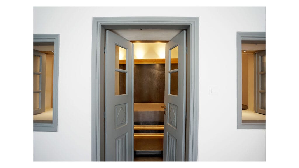 Μετατροπή και ανακαίνιση υπόσκαφης κατοικίας σε premium κατάλυμα