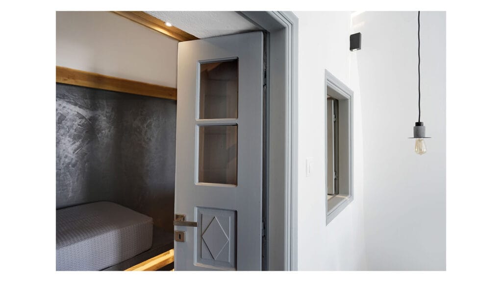 Μετατροπή και ανακαίνιση υπόσκαφης κατοικίας σε premium κατάλυμα