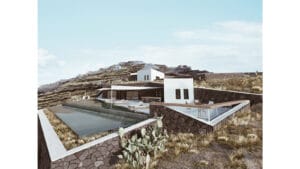 Ανέγερση νέας ξενοδοχειακής μονάδας 5 αστέρων στη Σαντορίνη